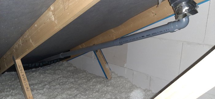 Avluftningsrör på 50 mm under en sned takkonstruktion med isolering på vinden.