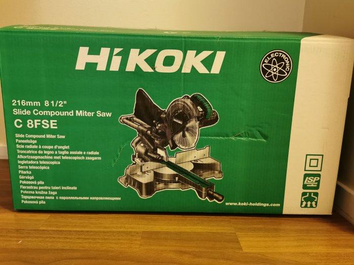 Oanvänd Hikoki gersåg i originalförpackning med information och egenskaper på lådan.