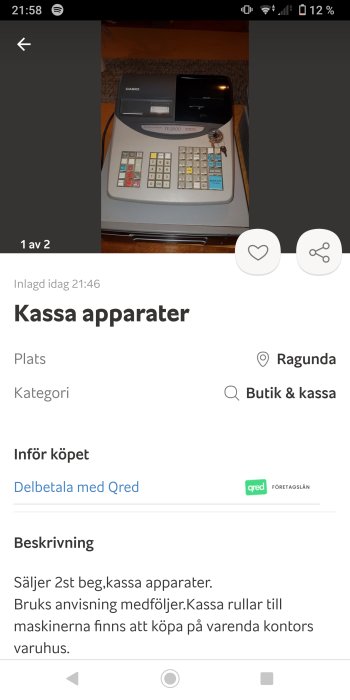 En begagnad Casio kassaapparat TE-2000 på ett bord, med en öppen pengalåda och kvittorullar.