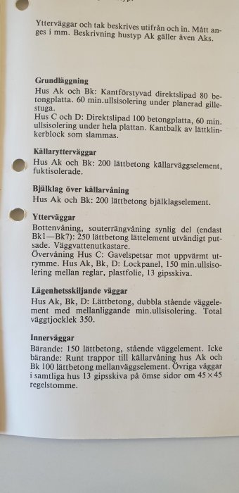 En dokumentbild visar teknisk text om en byggnads specifikationer för grunder och väggkonstruktioner.