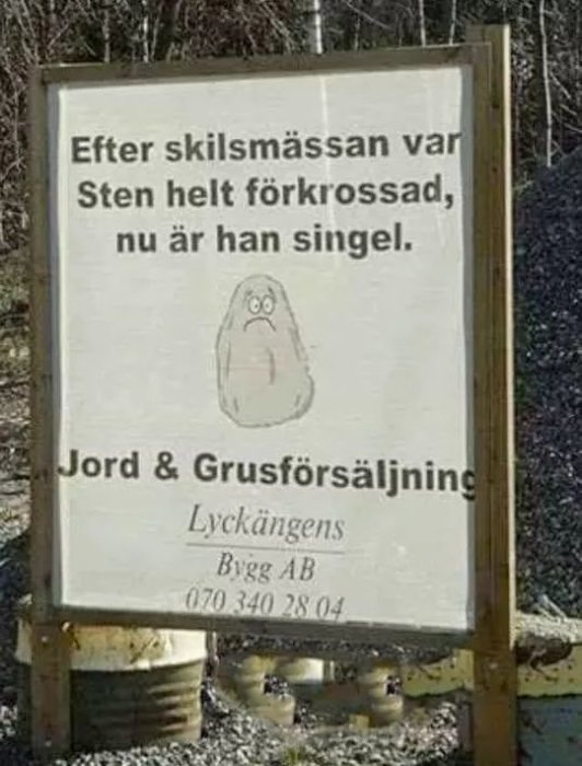 Skylt med ordvits om Sten som är 'singel' efter skilsmässa, reklam för Jord & Grusförsäljning.