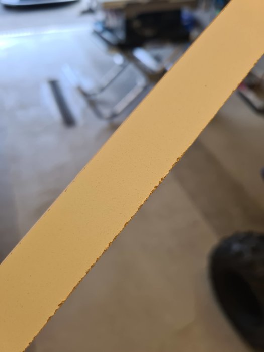 Närbild av klyvsågens tandade kant som visar jämförelsen mellan 80T och 24T snitt.