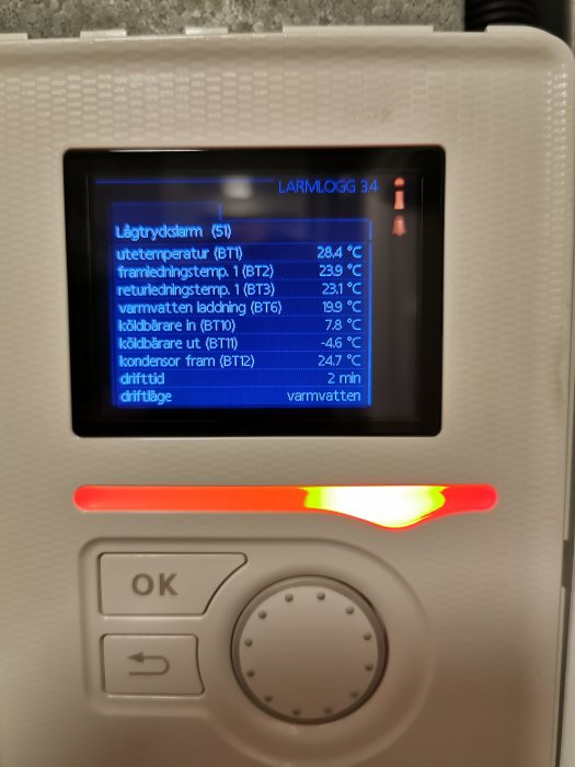 En digital display av en larmlögningsenhet som visar temperaturvärden och driftinformation.