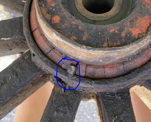 En kile i en mekanisk konstruktion markerad med en blå ring.