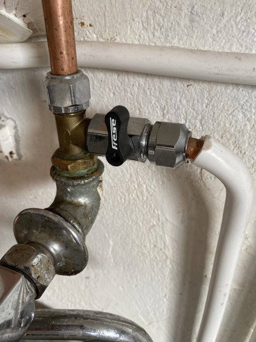 Vatteninstallation med koppar- och PVC-rör, ballofixventil med svart vred, och fråga om att demontera ett vitt rör.