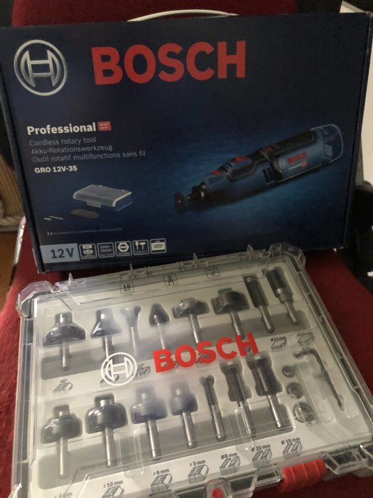 En Bosch Professional trådlös roterande verktygslåda och kapskivor.