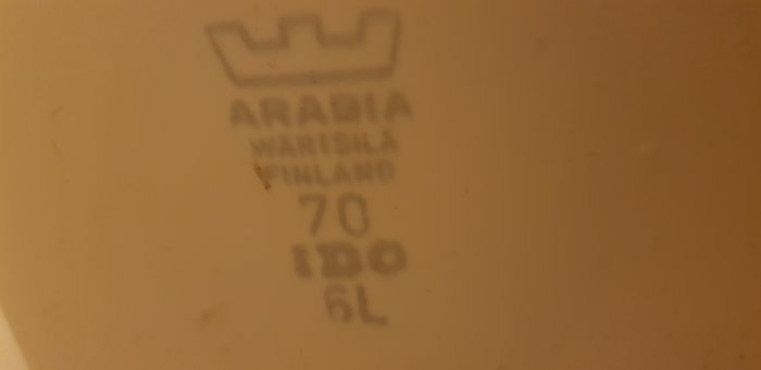 Stämpel på keramik med texten "ARABIA Wärtsilä FINLAND 70 1d00 6L".