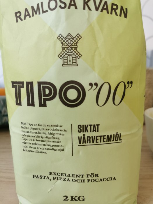 Förpackning av Ramlösa Kvarn Tipo "00" vetemjöl rekommenderat för pasta, pizza och focaccia.