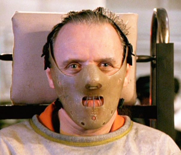 Person med en hård ansiktsmask som liknar den som används av Hannibal Lecter.