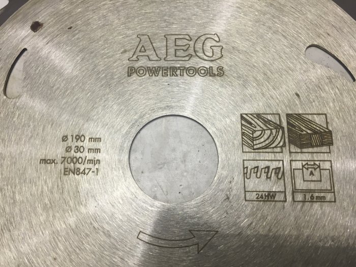 Närbild av en sågklinga märkt "AEG Powertools", 190 mm diameter, 30 mm hål, 24 tänder, och tjocklek på 1,6 mm.