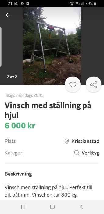 En mobil vinsch monterad på en metallställning med hjul i en skogsmiljö.