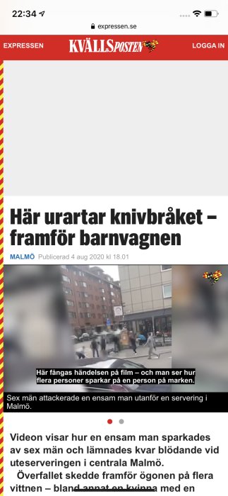 Övervakningsbild visar en grupp personer i en fysisk konfrontation på en stadsgata.