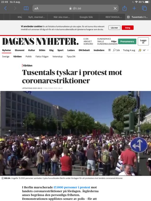 Folkmassa protesterar mot coronarestriktioner på en gata i Berlin.