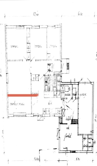 Svartvit ritning av ett hus med markerad avväxling med rött streck på vindens planlösning.