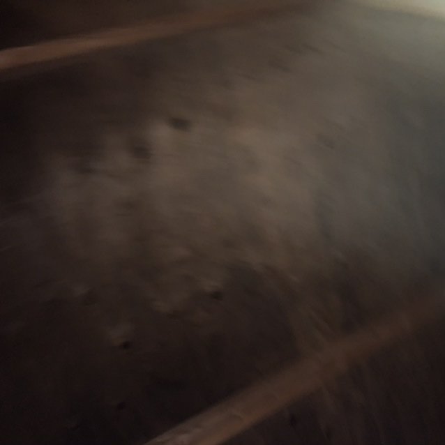 Vanha lattia tai puupinta, jossa on likaa tai tahroja, löydetty ullakolta.