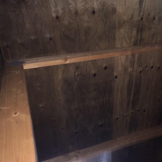 Puinen seinä, jossa näkyy useita ruuveja ja kuluma.