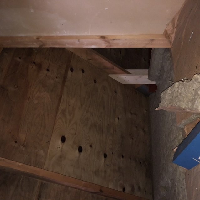 Ullakolla olevan puuseinän eriste ja puurakenteet.