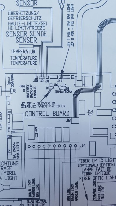 Detaljerad bild av en elektrisk kretsschematisk plan med text och markering om blower.