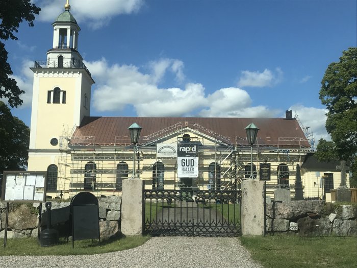 Kyrka i Sörmland under renovering med skylt som skämtsamt använder varumärket "Rapid" bredvid ordet "GUD".