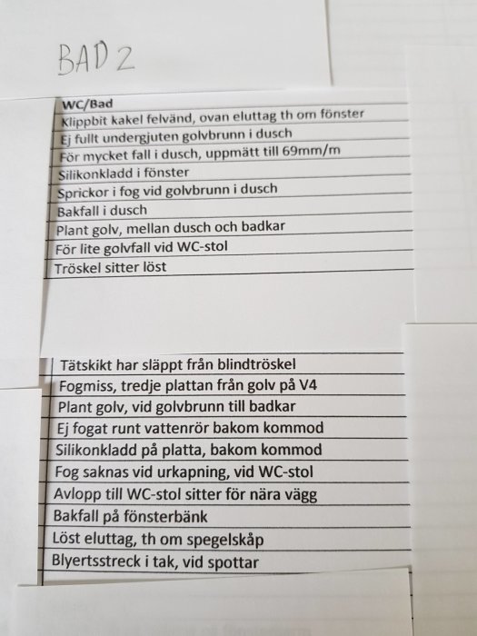 Checklista med olika punkter för en badrumsrenovering, inklusive noteringar om kakel, golvnivåer och tätningar.