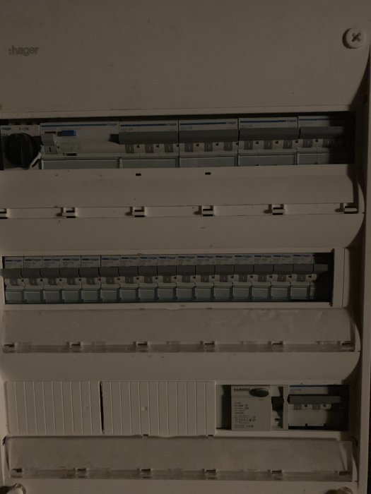 Elektriskt säkringsskåp öppet med osäkerhet om kablage kopplingar som diskuteras i inlägget.