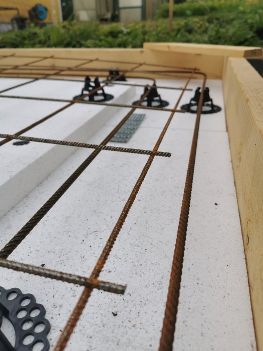 Armeringsnät på cellplast med armeringsdistanser för betongplatta till växthus.