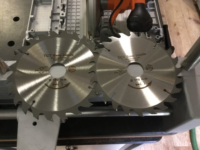 Två TCT 24-tänders sågklingor i olika storlekar monterade på en såg.