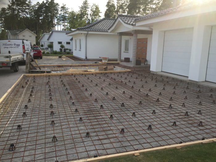 Armeringsnät förberett för gjutning av betongplatta vid husbygge.