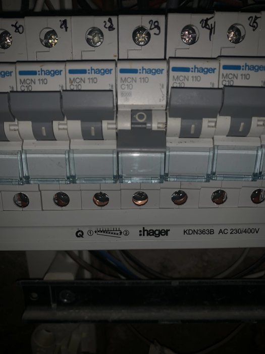 Bild på ett elskåp med öppna säkringsbrytare märkta med nummer, fokus på säkring nr 23 avstängd.