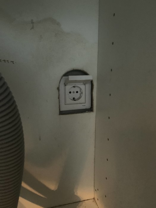 Eluttag för diskmaskin på vägg, ensam på egen säkring, föreslagen för omdragning.