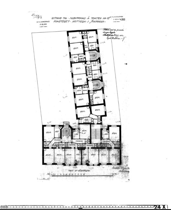 Gammal ritning över lägenhetsplan i sekelskifteshus, med röd markering där väggändring planeras.