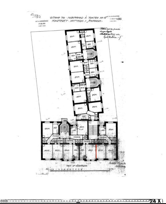 Ritning av en byggnad med markerad icke-bärande vägg i rött där en dubbeldörr ska öppnas i ett sekelskifteshus.