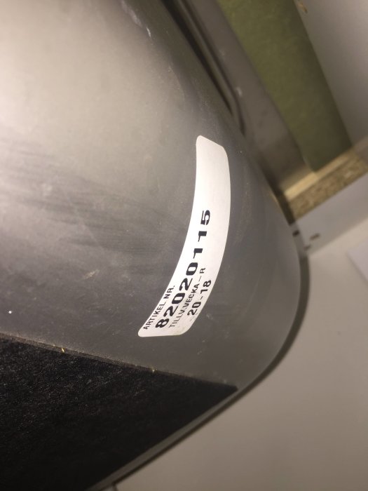 Etikett under rostfri diskbänk med artikelnummer och tillverkningsvecka - IFÖ Contura Steel.