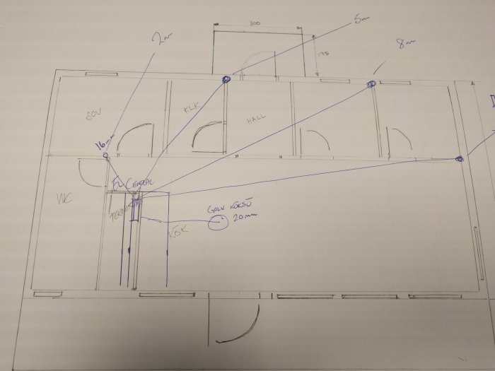 Handritad planritning av ett fritidshus med mått och rumsmarkeringar.