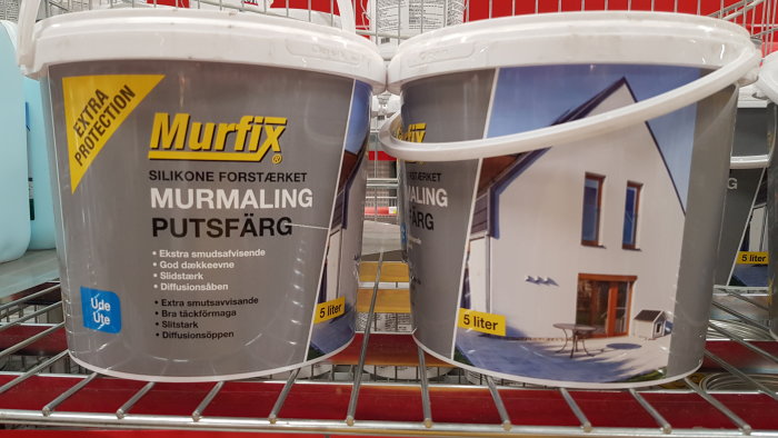 Två burkar Murfix putsfärg i en kundvagn, båda märkta med "5 liter" och husfasad på etiketten.