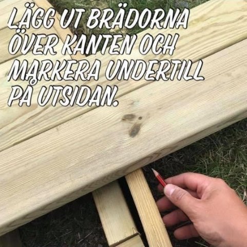 Hand markerar på undersidan av trallbrädor som hänger över en träregel för att mäta böjningspunkt.