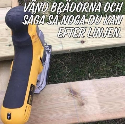 Handcirkelsåg på träbräda med påritad såglinje och texten "vänd brädorna och såga så noga du kan efter linjen".