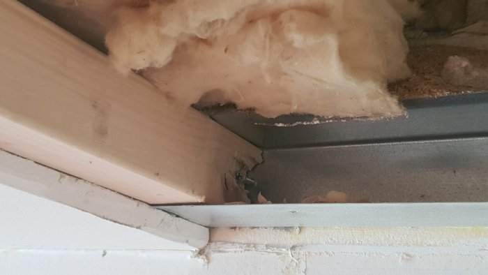 Innertak med synliga skruvar genom att använda neodymium-magneter, omgiven av isolering och träreglar.
