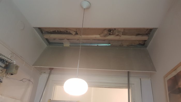 Innertak under renovering med synliga skruvar funna med neodymiummagneter och oisolerade takbjälkar.