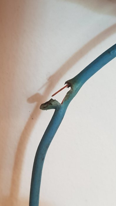 Skruvar upptäckta i innertak med hjälp av neodymiummagneter, synlig genom takgips.