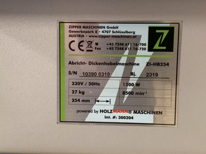 Typskylt på en grön Zipper Planhyvel ZI-HB254 med tekniska specifikationer såsom vikt och maxbredd.