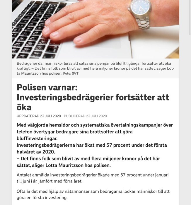 Person tittar på en laptop och har en klocka på handleden.
