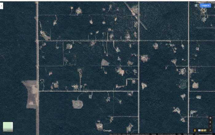 Satellitbild över ett villaområde med tydliga gränser mellan tomter.