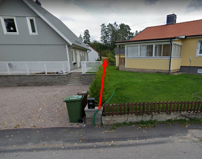 Tätt bebyggt bostadsområde med knappt gräsklipparbredd emellan hus och grannens häck.