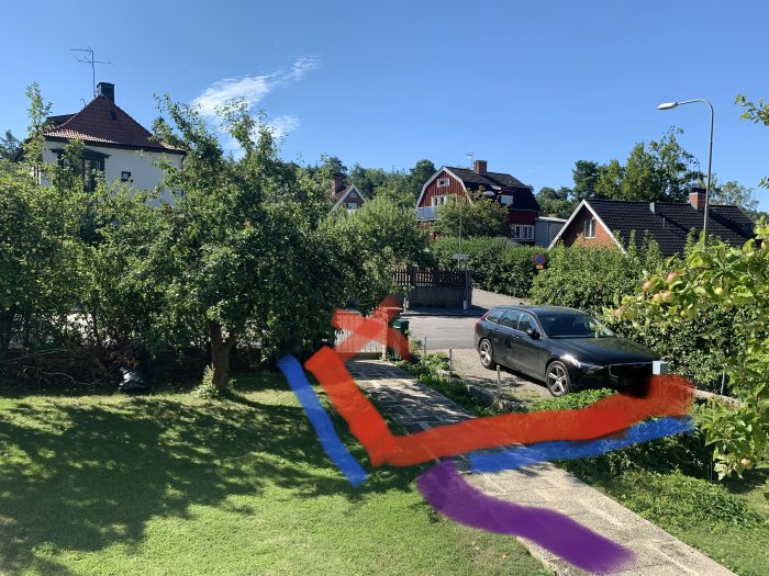 Trädgård med markeringar för utvidgad parkering, häckplantering och grusgång vid ett äldre hus.