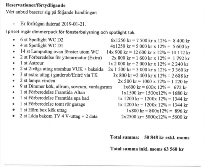 Bild på en detaljerad offert som listar extra tillval till ett byggprojekt, inklusive priser och momsberäkning.