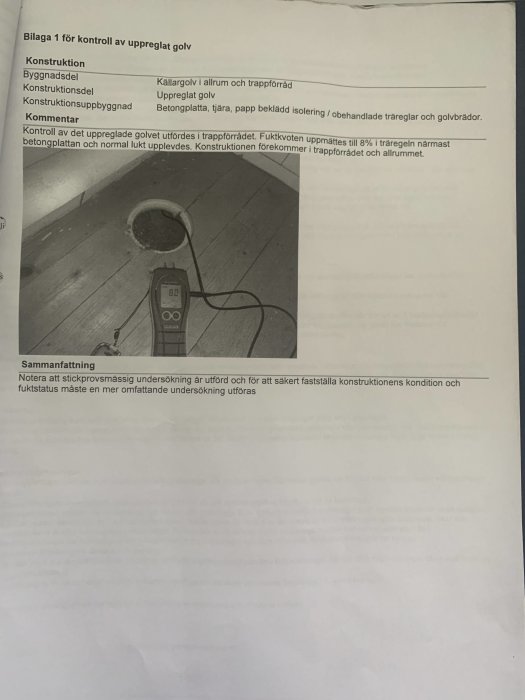Fuktundersökning i källare med en fuktmätare på trägolv och resultatrapport.