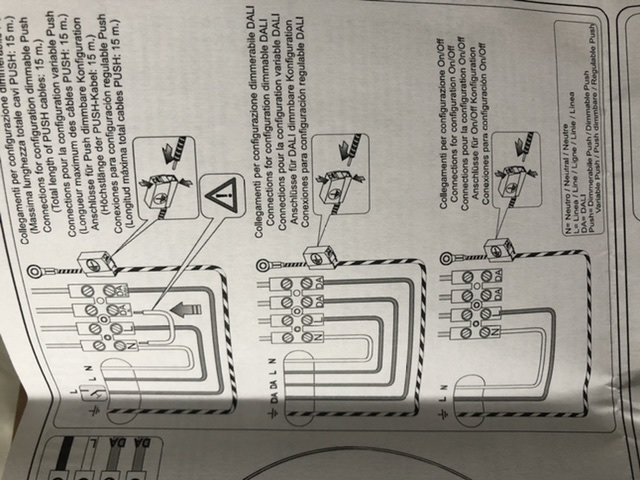 Instruktionsblad med illustrationer för kablage och uppmärksamhetssymboler för elektrisk installation.