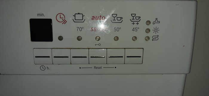 Kontrollpanelen på en diskmaskin SGU45M92SK/86 med olika programval och indikatorlampor.