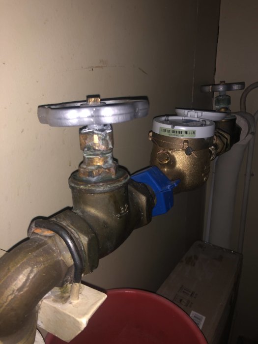 Huvudvredet på en inkommande vattenledning med synliga droppar som tyder på läckage vid fullt tryck.